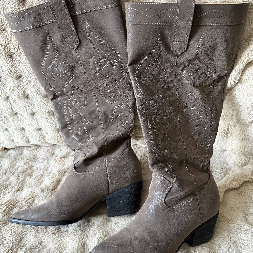 NWOT Vegan Leather Western Women's Calf Height Boots Gray White Stitch size 9 - Picture 1 of 8